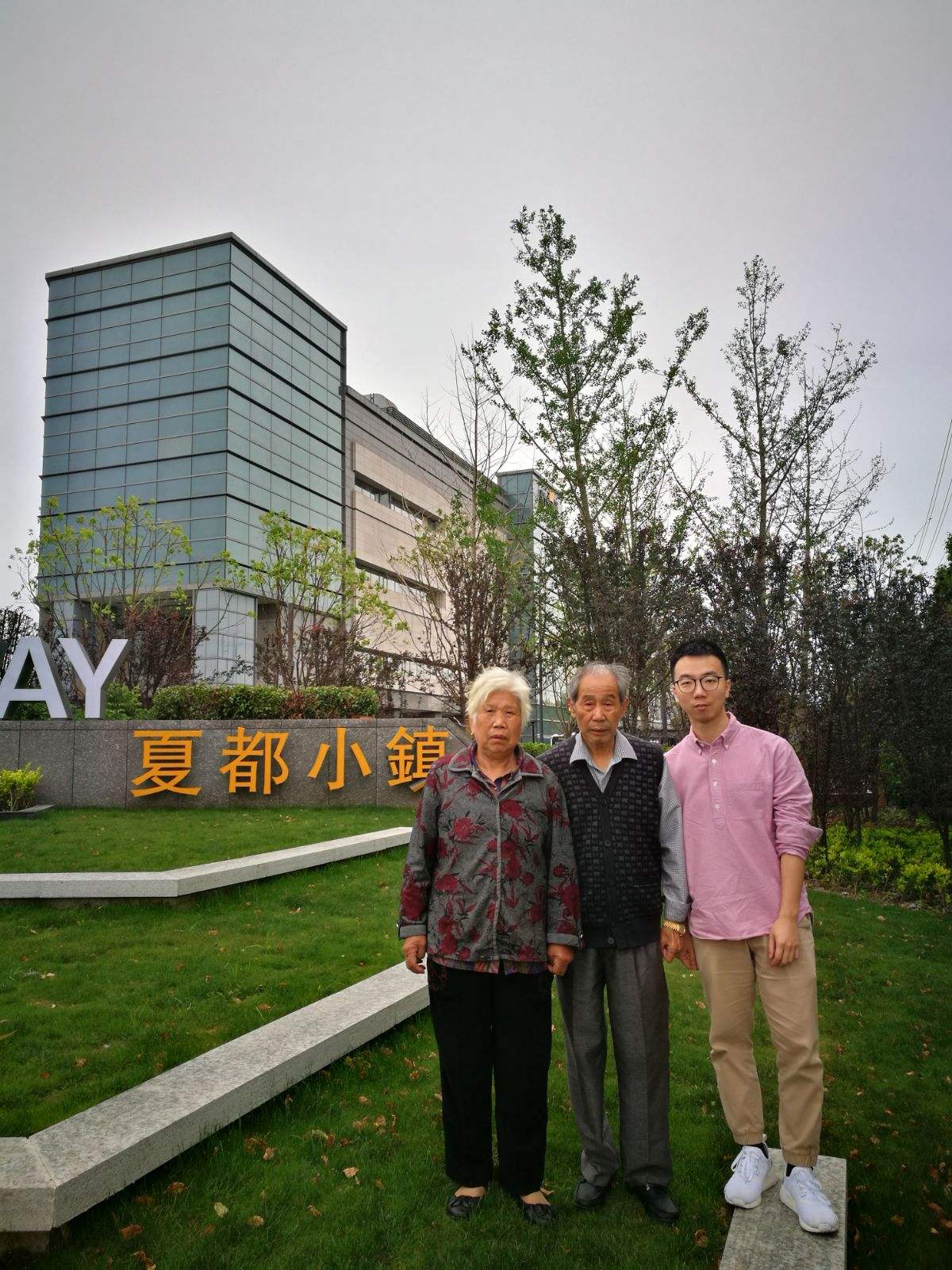 上海私家伴游薇薇预约热线(上海私家订造国际ktv夜总会)